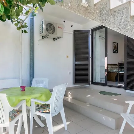 Apartment 2 Bedroom Lovely In *