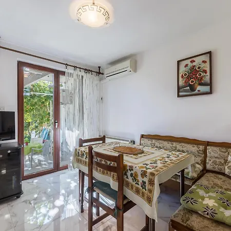 Apartment 2 Bedroom Lovely In
