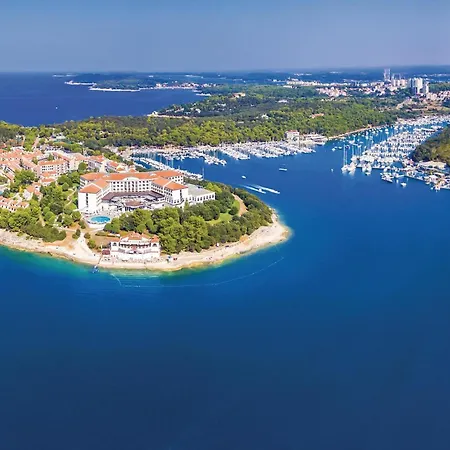 2 Bedroom Beautiful Apartment In Pula Pula