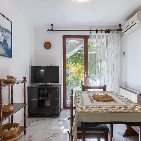 2 Bedroom Beautiful Apartment In Pula *